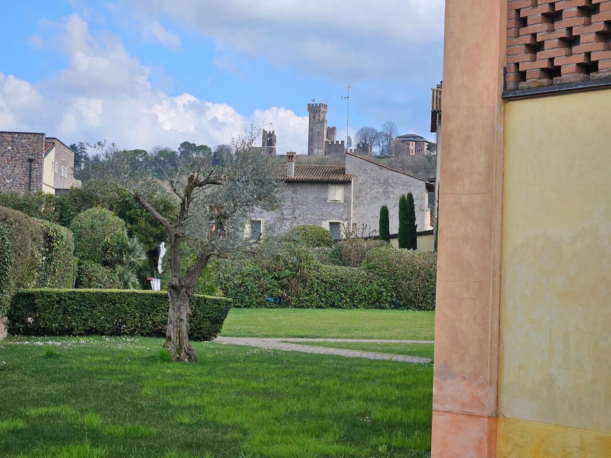 Corte La Guarnigione Valeggio sul Mincio Esterno foto